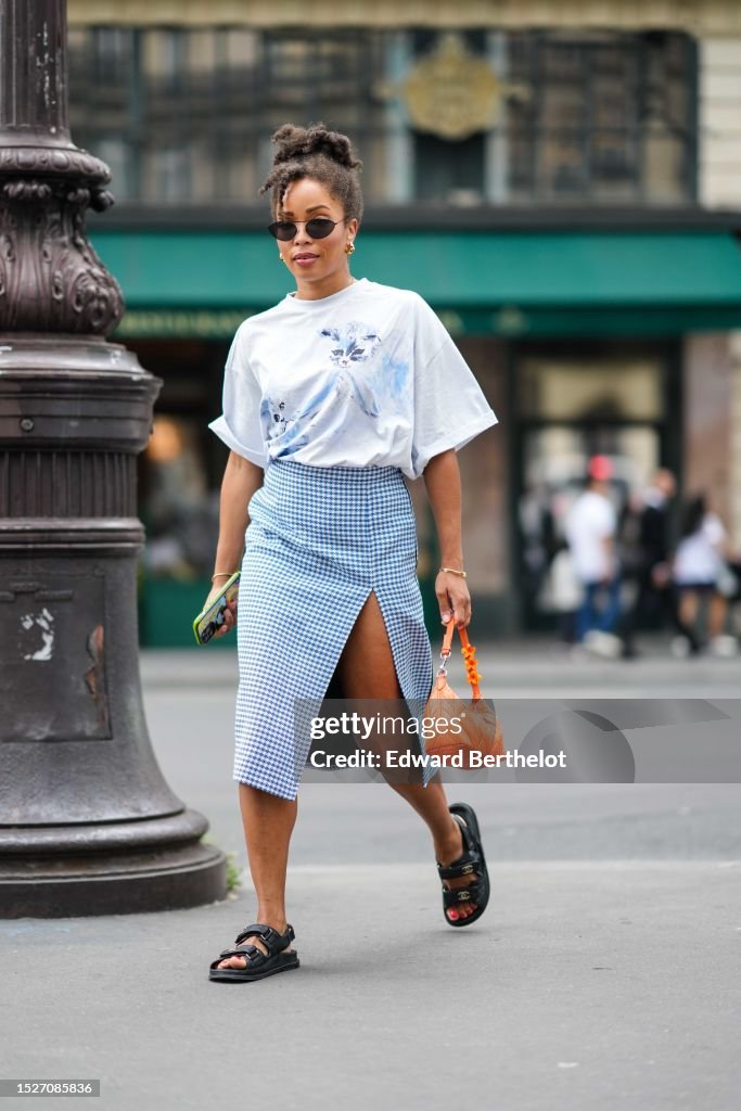 Street Style - Paris Fashion Week - Haute Couture Fall/Winter 2023/2024 - Day Two