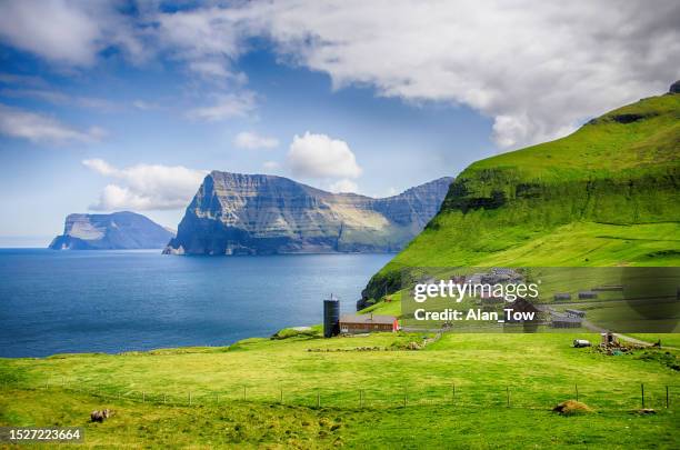 die insel kalsoy beim wandern zum leuchtturm kallur, färöer-inseln - dänemark landschaft stock-fotos und bilder