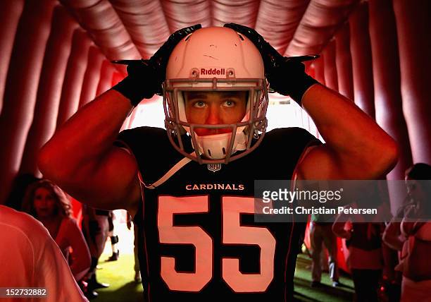 Linebacker Stewart Bradley of the Arizona Cardinals prepares to take the field before the NFL game against the Philadelphia Eagles at the University...