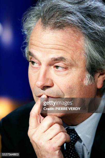 Le journaliste Franz-Olivier Giesbert participe à l'enregistrement de l'émission Vol de Nuit sur le plateau de la chaîne de télévision TF1, le 24 mai...
