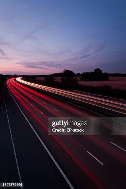 ampelwege der autobahn m25 in der abenddämmerung, london, england, vereinigtes königreich, europa - straßenmarkierung stock-fotos und bilder