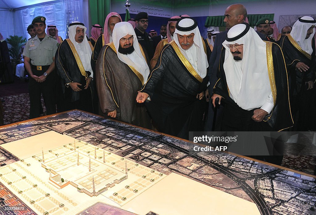 Abdullah R Saudi King Abdullah looks at a model of Prophet Mohammed's mosque ...