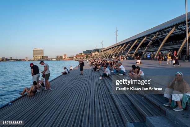 wachten op de bus in het centraal station van amsterdam - wachten imagens e fotografias de stock