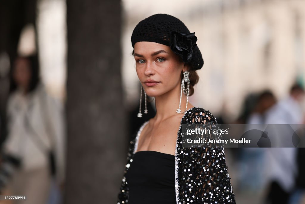 Street Style - Paris Fashion Week - Haute Couture Fall/Winter 2023/2024 - Day Two