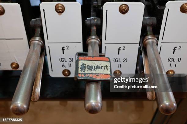 July 2023, Saxony-Anhalt, Thale: View of switching lever of a mechanical interlocking in Thale. Infrastructure Minister Lydia Hüskens learns about...