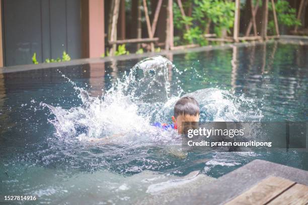 falling in water - ahogarse fotografías e imágenes de stock