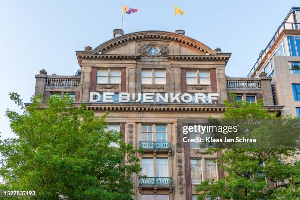 teken van de bijenkorf, de flagship store op de dam van de high-end warenhuizen in nederland - department store stock pictures, royalty-free photos & images