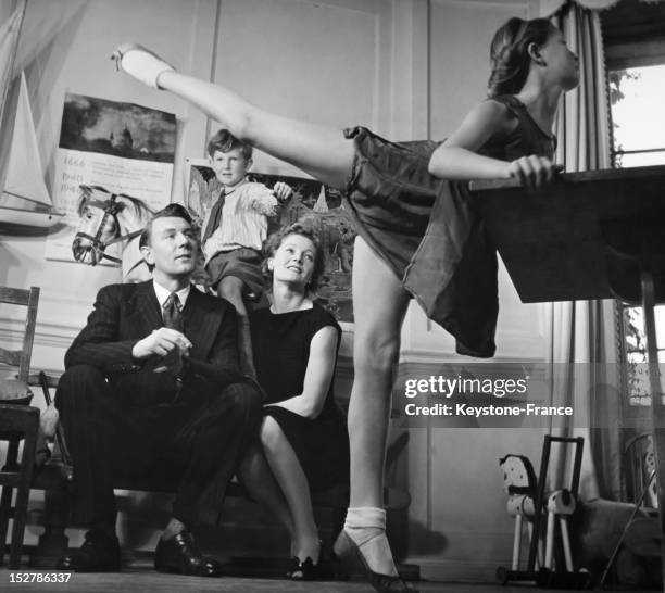 31st October 1946: Young Vanessa Redgrave, eldest daughter of Michael Redgrave and Rachel Kempson, shows her parents and brother Corin how well she's...