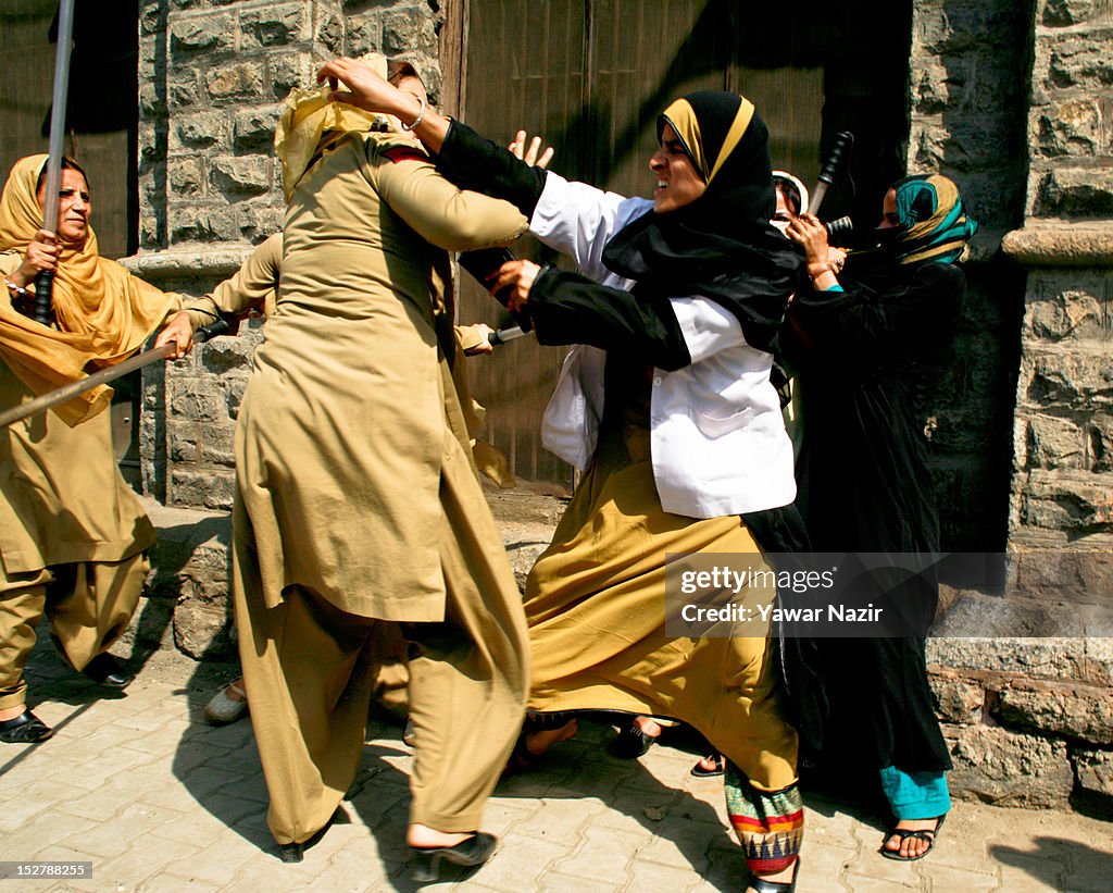 Indian Police Clash With Female Students In Kashmir
