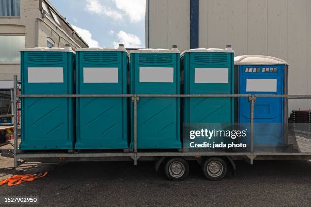 mobile toilets are lined up outside on a trailer - mietklo stock-fotos und bilder
