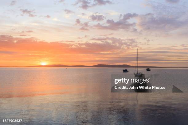 boats at dawn. port lincoln. eyre peninsula. south australia. - port lincoln stockfoto's en -beelden