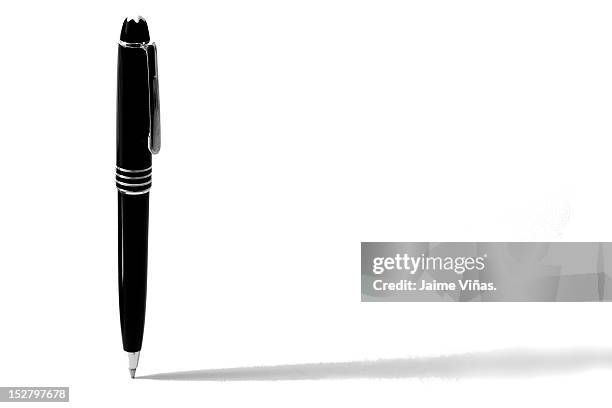 pen standing without any balance - stylo photos et images de collection