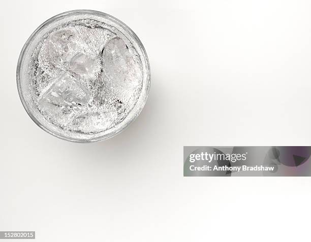 a glass of sparkling water with ice - sparkling water stock-fotos und bilder