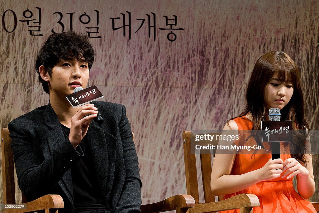 Song Joong Ki And Park Bo Young Interview South Korean actors Song Joong-Ki and Park Bo-Young attend a press