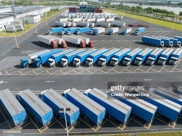 Unloading Semis 2,223 Unloading Semi Truck Stock Photos, High-Res Pictures, and Images ...