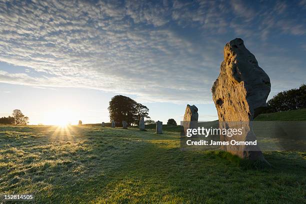 avebury stone circle at sunrise - steinkreis von avebury stock-fotos und bilder