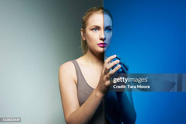 woman connecting hands in mirror - opposti foto e immagini stock