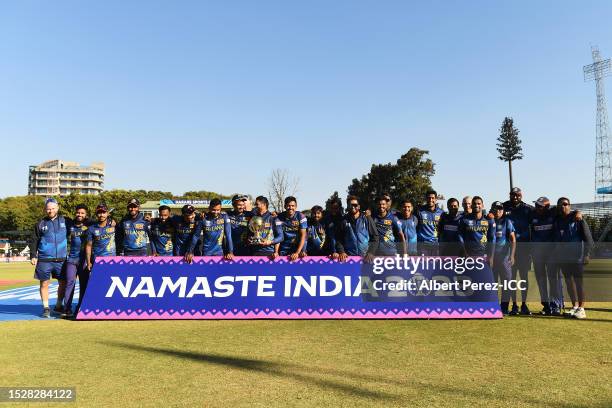 Players of Sri Lanka pose for a photo with the ICC Men´s Cricket World Cup Qualifier Trophy after the team's victory against Netherlands in the ICC...