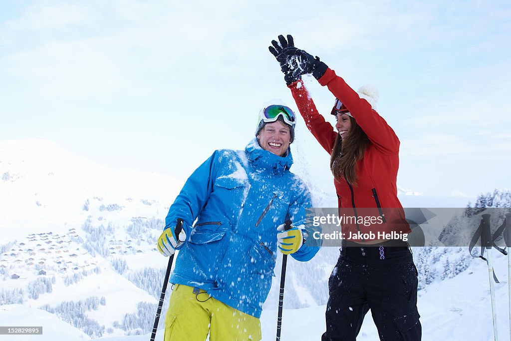 Esquiadores a tocar no mountaintop NevadasComment