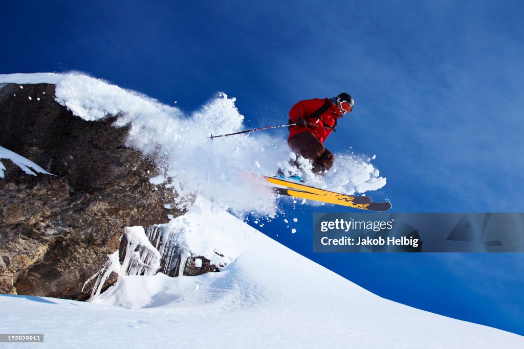 Auf verschneiten Hang Ski jumping