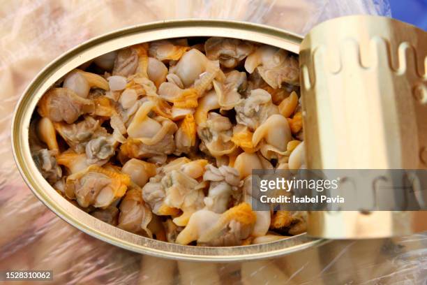 close-up of canned cockles - kokkel stockfoto's en -beelden