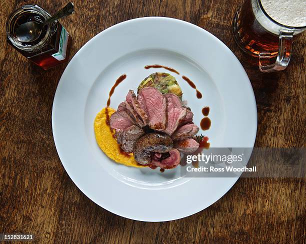 plate of lamb with kidneys - fleisch auf teller stock-fotos und bilder