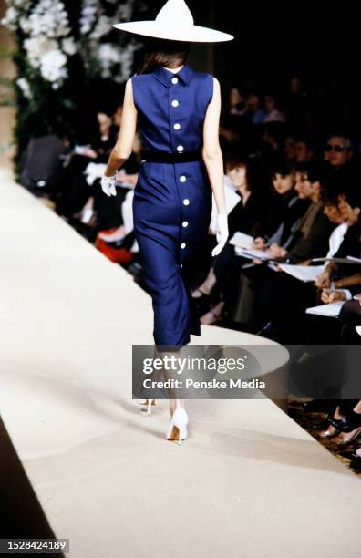 2001 Ysl Spring 2,244 Yves Saint Laurent 2001 Photos & High Res Pictures - Getty Images