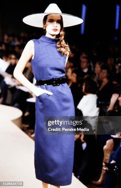 2001 Ysl Spring 2,244 Yves Saint Laurent 2001 Photos & High Res Pictures - Getty Images