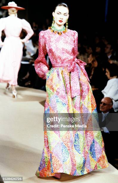 2001 Ysl Spring 2,244 Yves Saint Laurent 2001 Photos & High Res Pictures - Getty Images