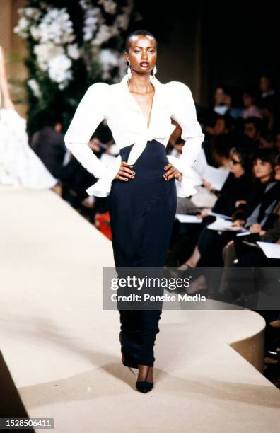 2001 Ysl Spring 2,244 Yves Saint Laurent 2001 Photos & High Res Pictures - Getty Images