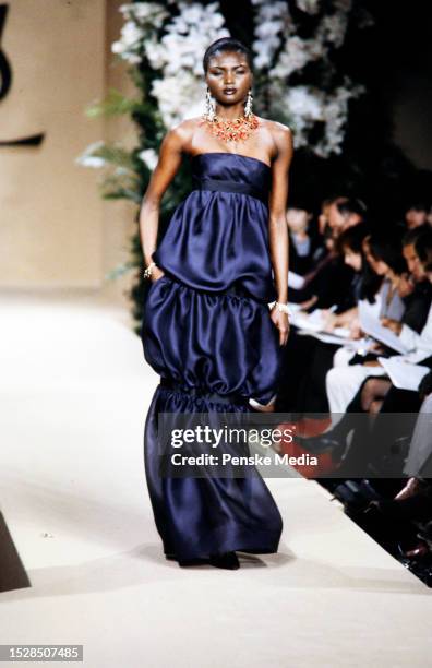 2001 Ysl Spring 2,244 Yves Saint Laurent 2001 Photos & High Res Pictures - Getty Images