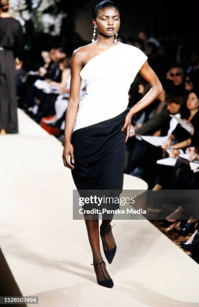 2001 Ysl Spring 2,244 Yves Saint Laurent 2001 Photos & High Res Pictures - Getty Images