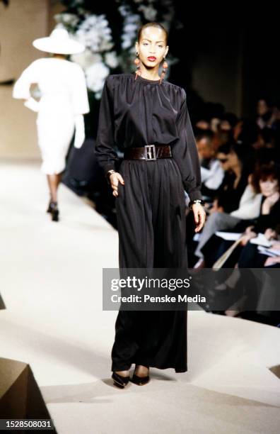 2001 Ysl Spring 2,244 Yves Saint Laurent 2001 Photos & High Res Pictures - Getty Images