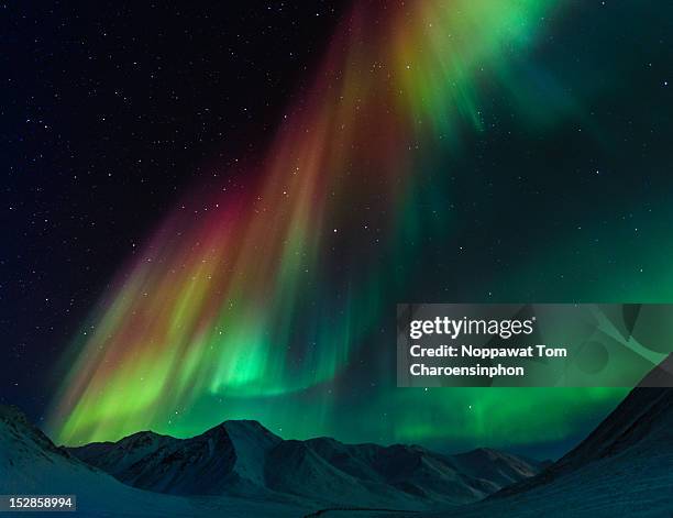 symphony of northern lights - alaska amerikaanse staat stockfoto's en -beelden