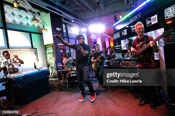 Rapper Talib Kweli performs at the MLB Fan Cave on September 27, 2012 in New York City.