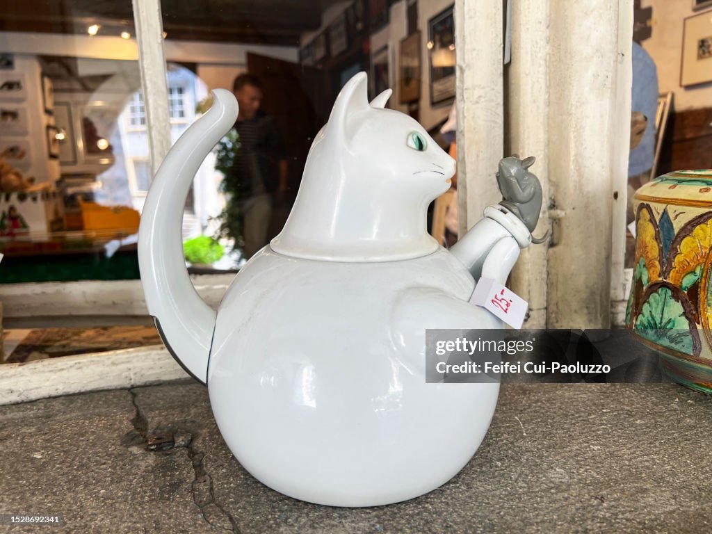 https://media.gettyimages.com/id/1528692341/photo/kettle-in-shape-of-a-cat-and-mouse.jpg?s=1024x1024&w=gi&k=20&c=f_nPARv5Ouu-ARkQMJwN4Tw1wqfxpT6j0avYD1g75u0=