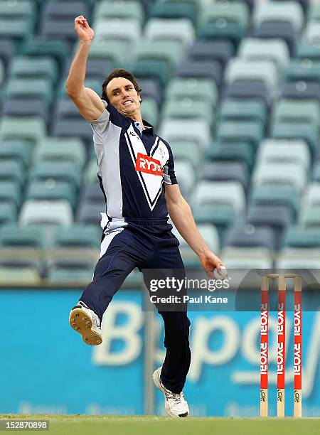 Will Sheridan of the Bushrangers bowls during the Ryobi One Day Cup match between the Western Australia Warriors and the Victorian Bushrangers at...