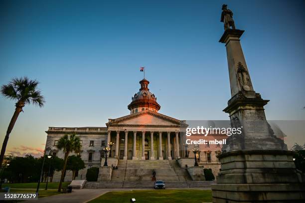 south carolina state house and south carolina monument to the confederate dead at dusk - columbia sc - columbia stock-fotos und bilder