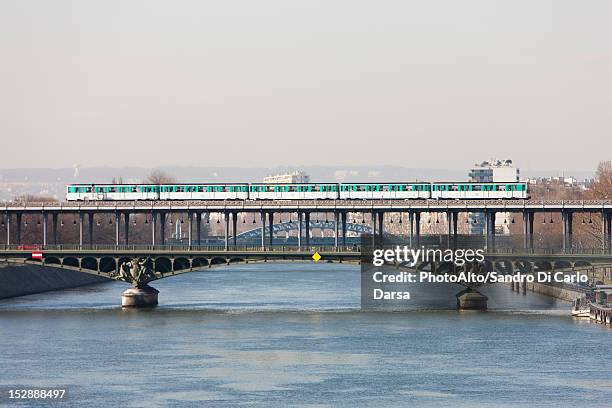 paris metro crossing pont de bir-hakeim, paris, france - subway train fotografías e imágenes de stock