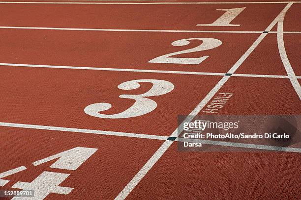 running track lanes - segundo cuarto deportes fotografías e imágenes de stock