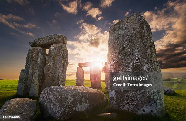 uk, england, wiltshire, stonehenge at sunset - stonehenge stock-fotos und bilder