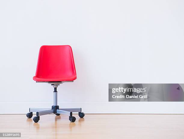 studio shot of red office chair - cadeira de escritório - fotografias e filmes do acervo