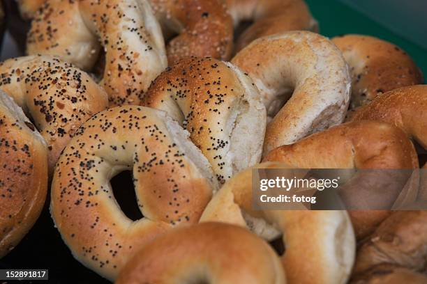 close-up of bagels - bagel photos et images de collection