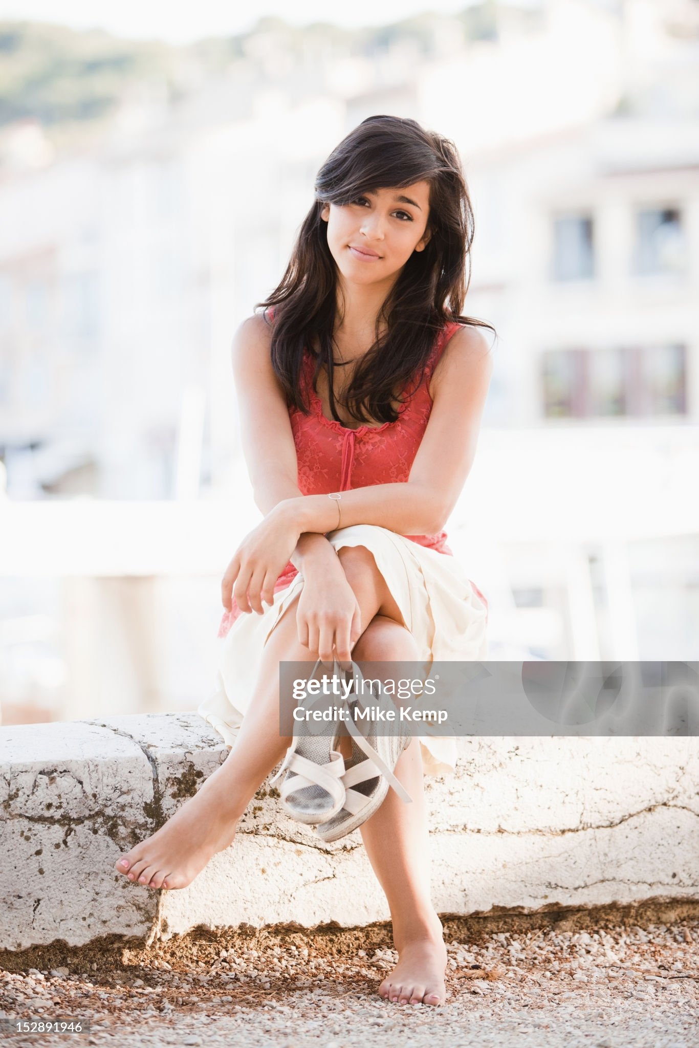 https://media.gettyimages.com/id/152891946/photo/france-cassis-young-woman-sitting-on-stone-wall.jpg?s=2048x2048&amp;w=gi&amp;k=20&amp;c=4ugdNQihiqxNINB0y-oP2h__AKuZAkFxJfx7uUyGdC0=