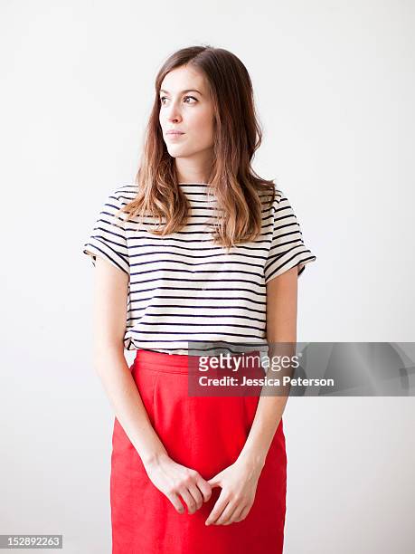 studio shot of young woman looking away - three quarter length stockfoto's en -beelden