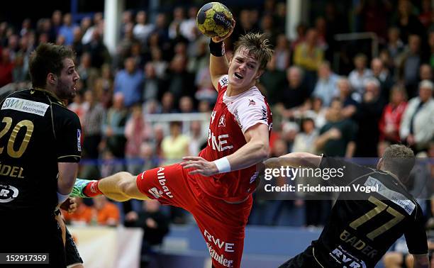 Niclas Pieczkowski of Essen in action against Nico Buedel and Ralf Bader of Neuhausen during the DKB Handball Bundesliga match between TUSEM Essen...