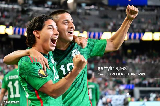 Mexico's forward Roberto Alvarado celebrates scoring his team's third goal with Mexico's midfielder Diego Lainez during the Concacaf 2023 Gold Cup...