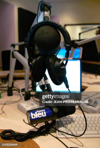 Photo prise le 13 février 2008 d'un micro et d'un casque dans un studio de Radio France Bordeaux Gironde. Les programmes des télévisions et radios...