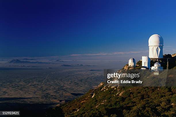 late afternoon sunlight over the kitt peak national observatory (kpno). - kitt peak observatorium stockfoto's en -beelden