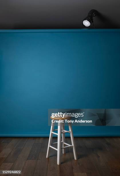 spotlight on empty stool on stage - attrezzatura fotografica foto e immagini stock